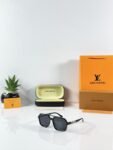 Louis_Vui-tton_2687_Gold_Black2