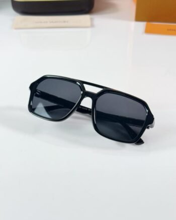 Louis_Vui-tton_2687_Gold_Black