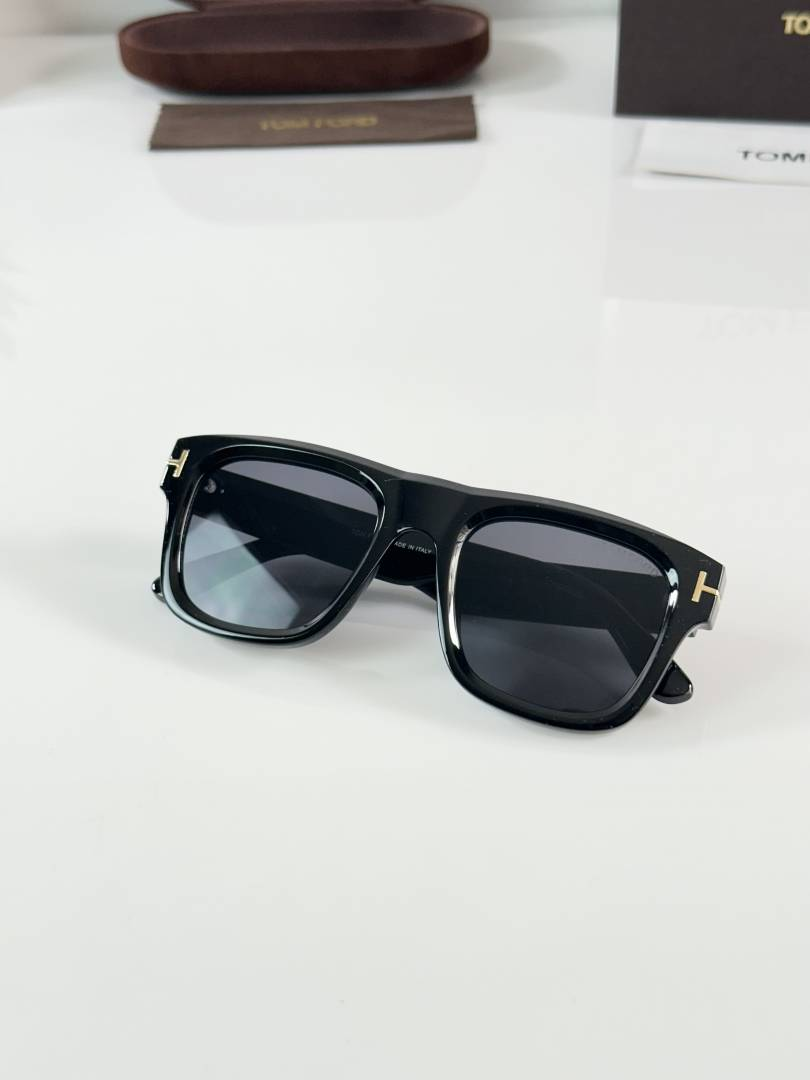 175 Tom Ford 259 Black Sunglasses with dark lenses and glossy square frame