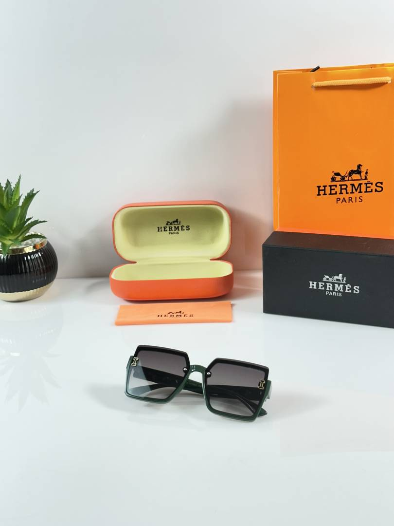221 Hermès 23010 Green Shaded women’s sunglasses with oversized square frame