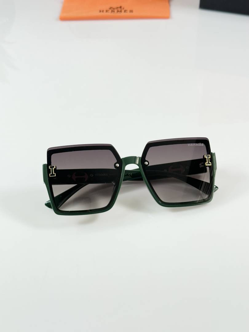 222 Hermès 23010 Green Shaded women’s sunglasses with oversized square frame